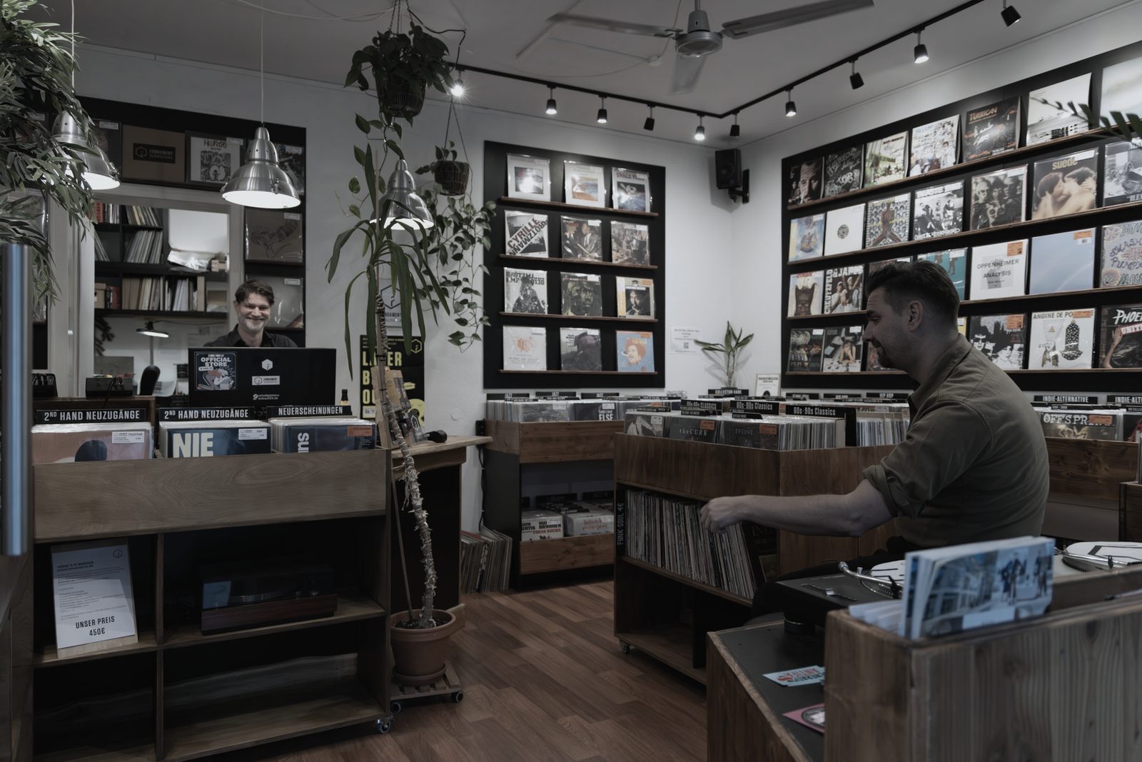 Blick durch den Verkaufsraum von FUNDAMENT Schallplatten.