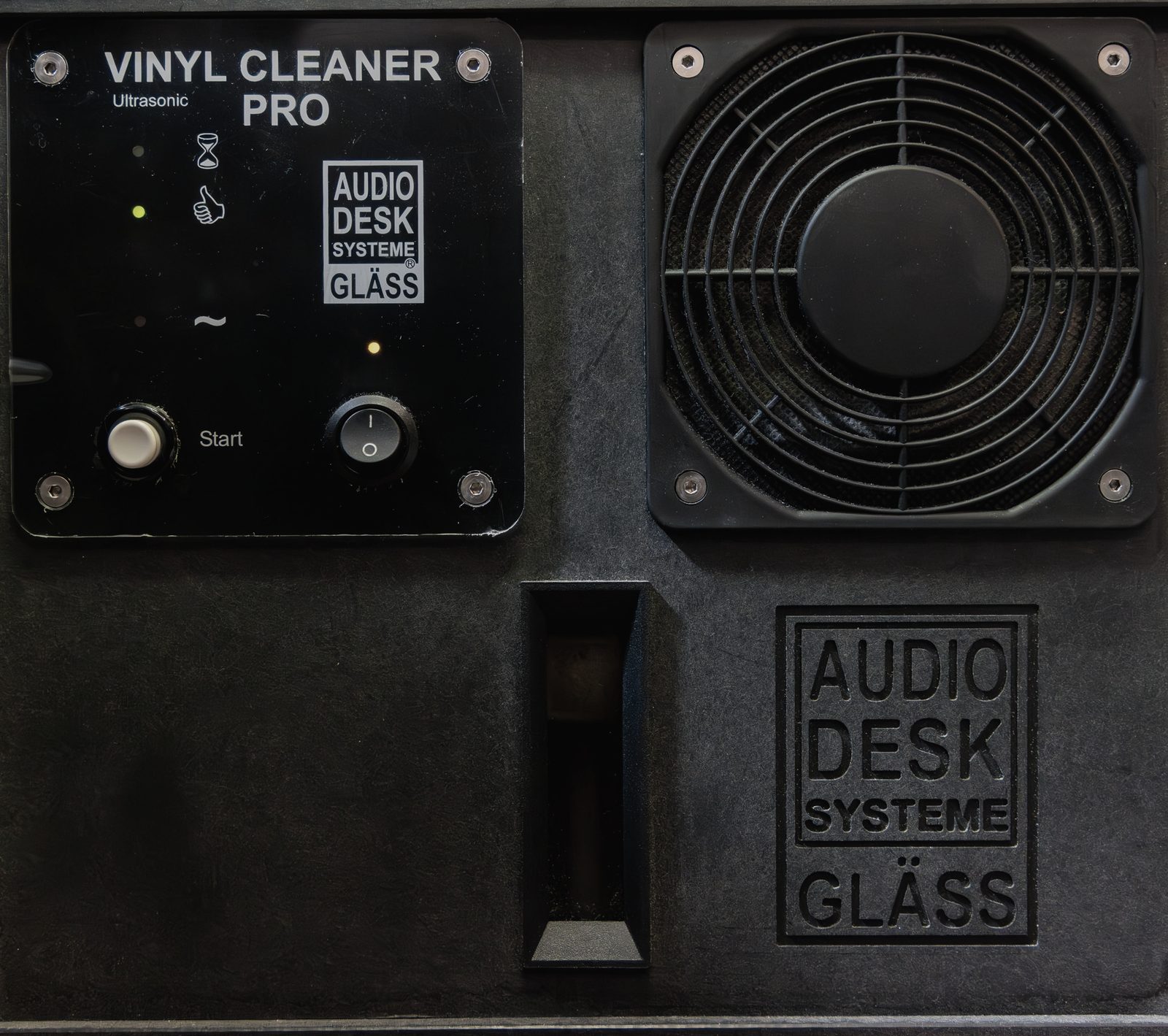 Bedienfeld der Ultraschall-Waschmaschine Audio Desk Systeme Vinyl Cleaner Pro, mit der im Laden gewaschen wird.